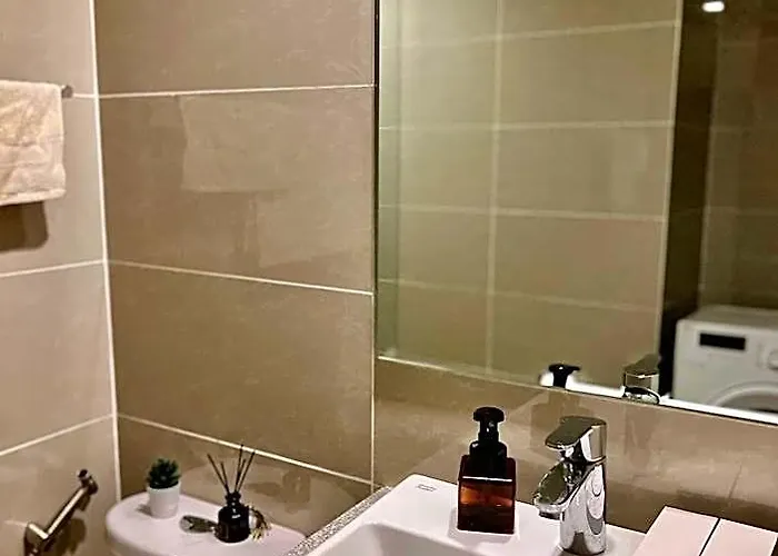 Lovely 1 Bedroom View In Uptown Bgc 호텔 4*